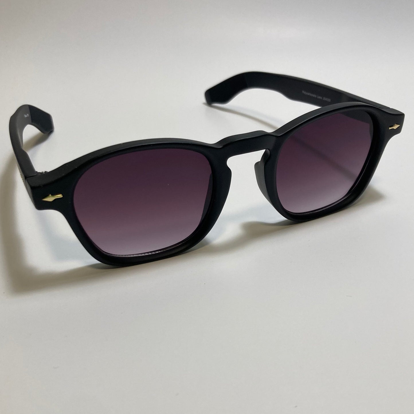 black round wayfarer sunglasses