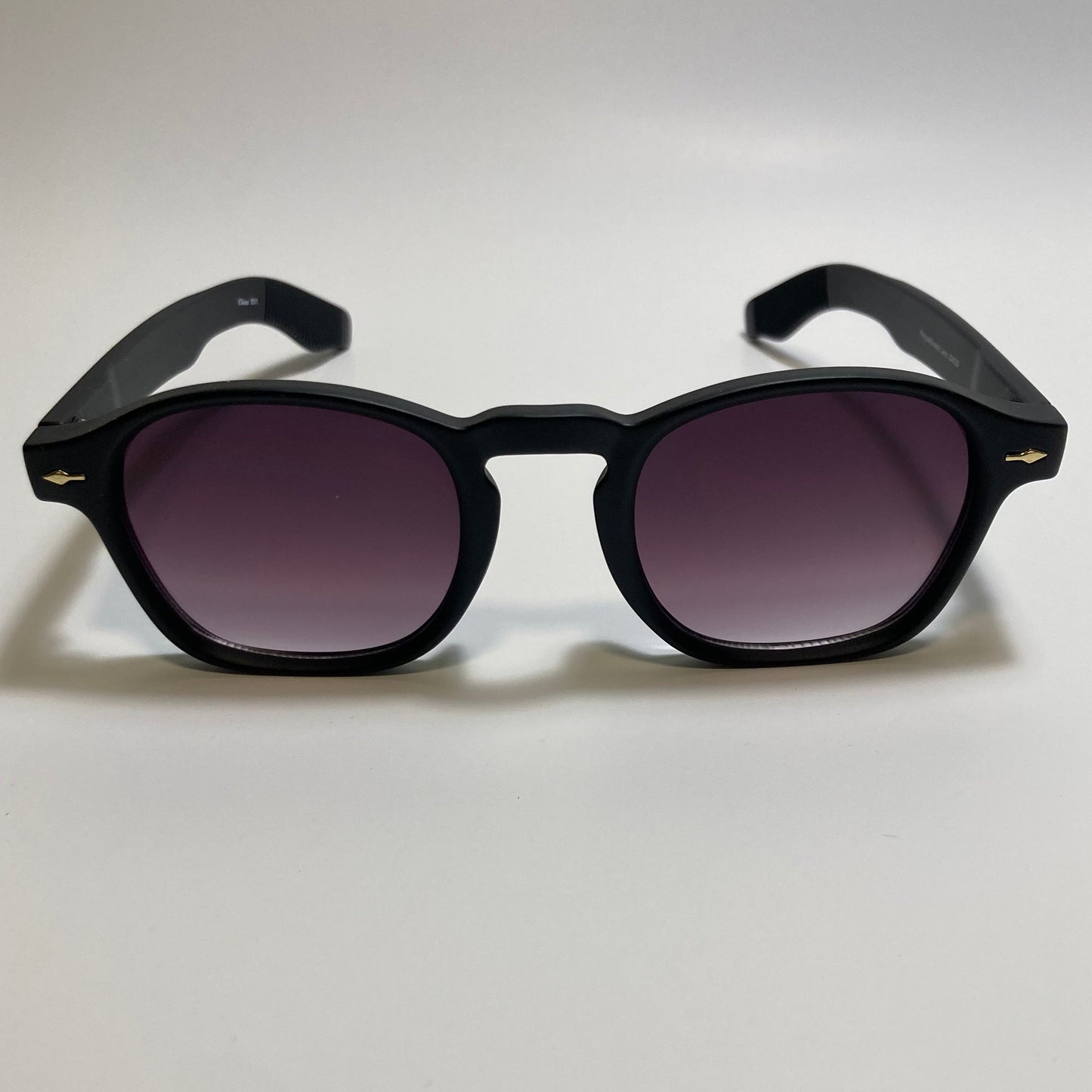 black round wayfarer sunglasses