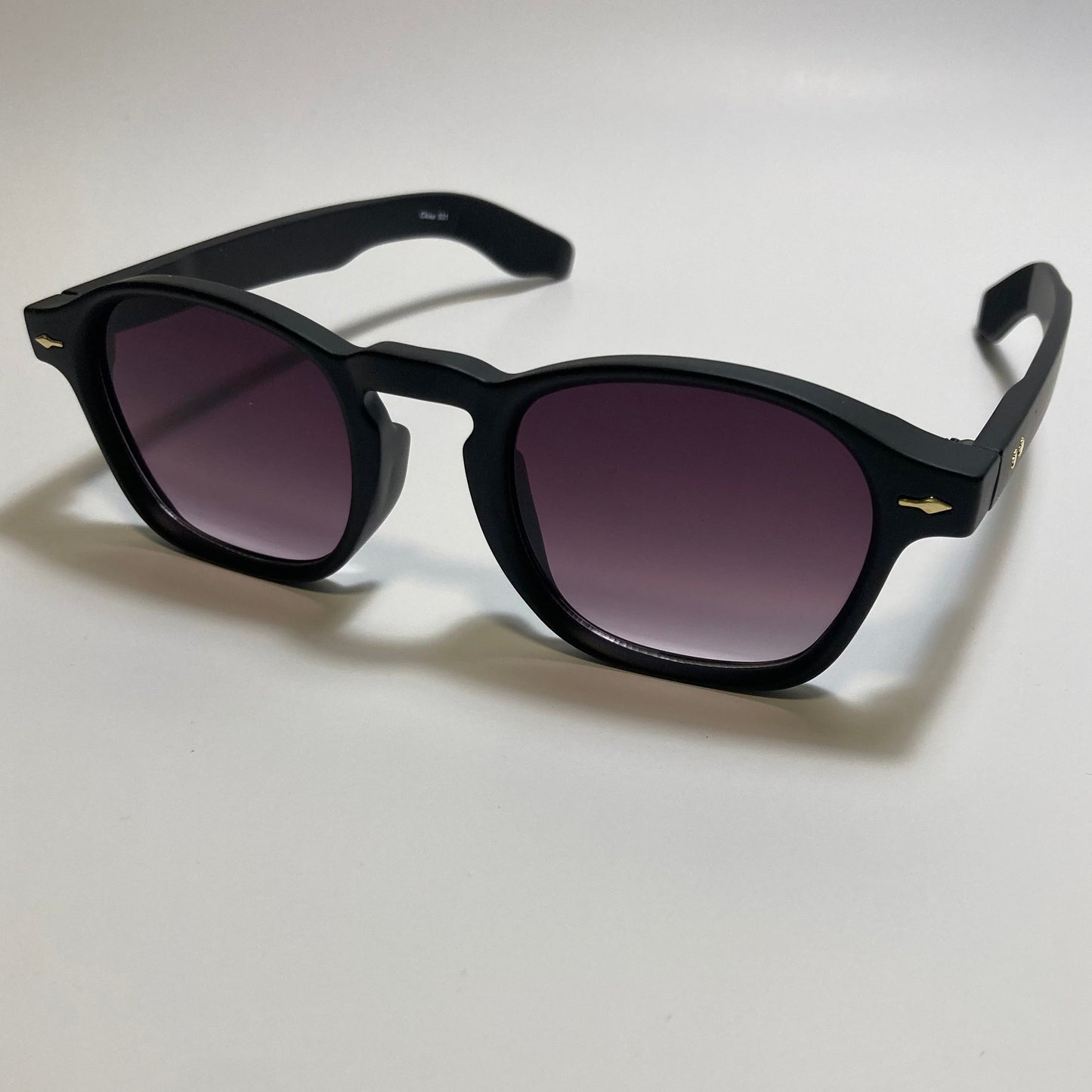 black round wayfarer sunglasses