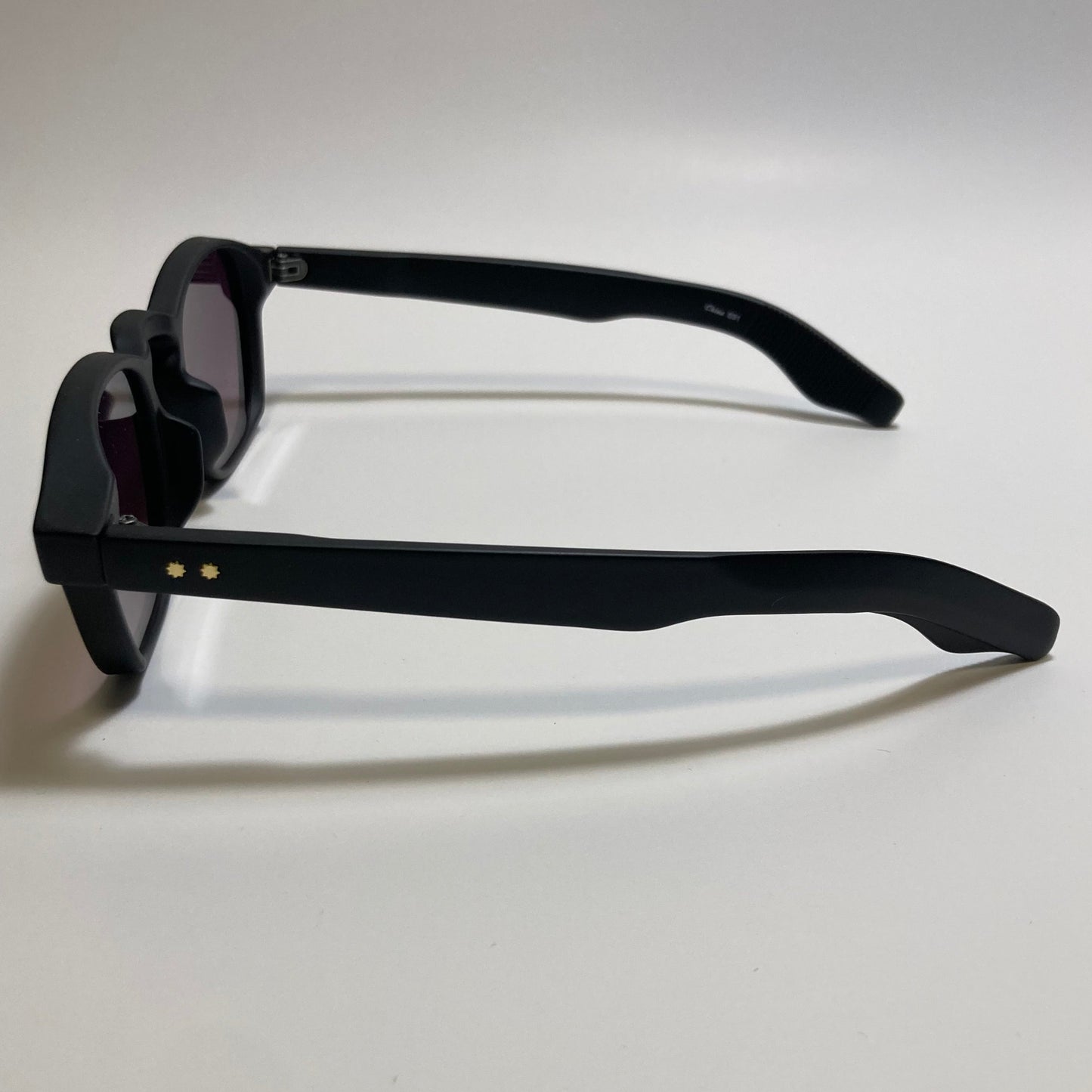 black round wayfarer sunglasses