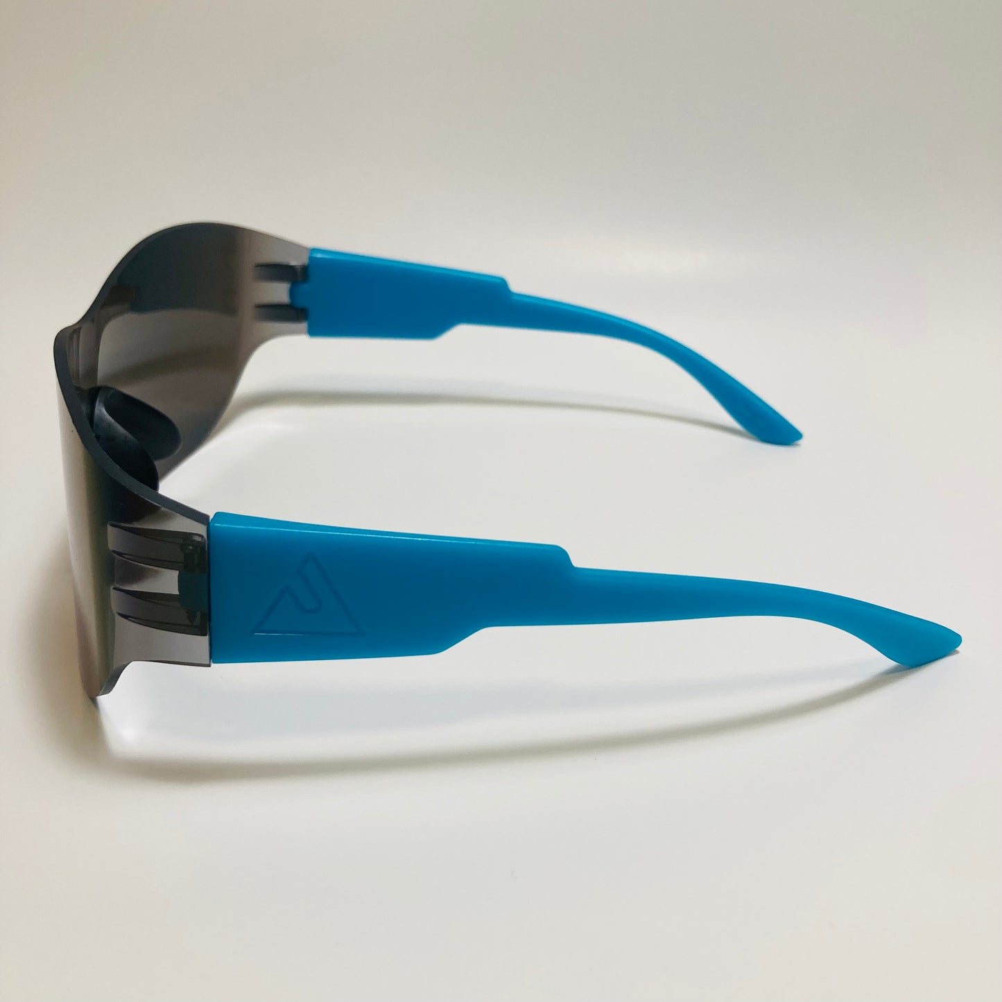 mens and womens mirrored blue running sunglasses