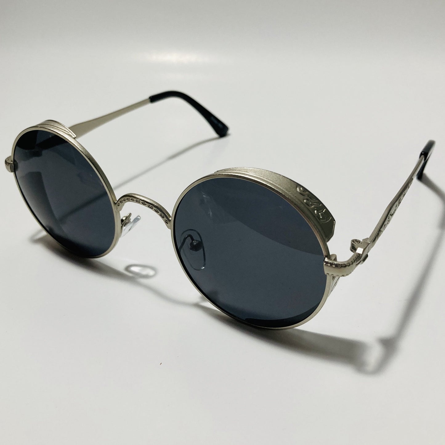 men and women silver and black round steampunk sunglasses