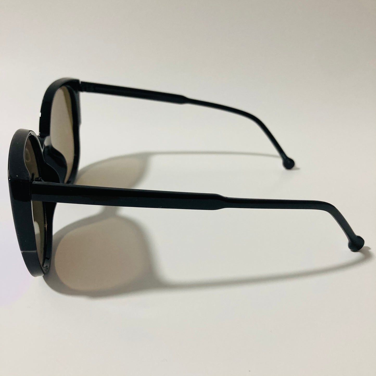 womans black and blue mirrored cat eye sunglasses