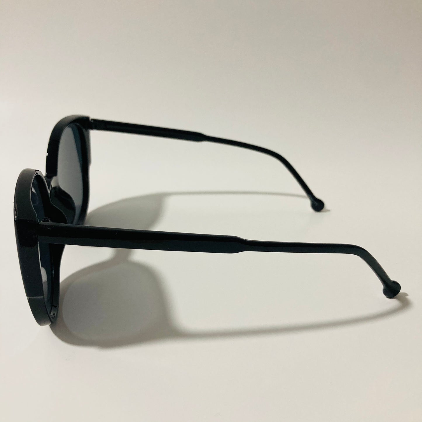 womans black mirrored cat eye sunglasses