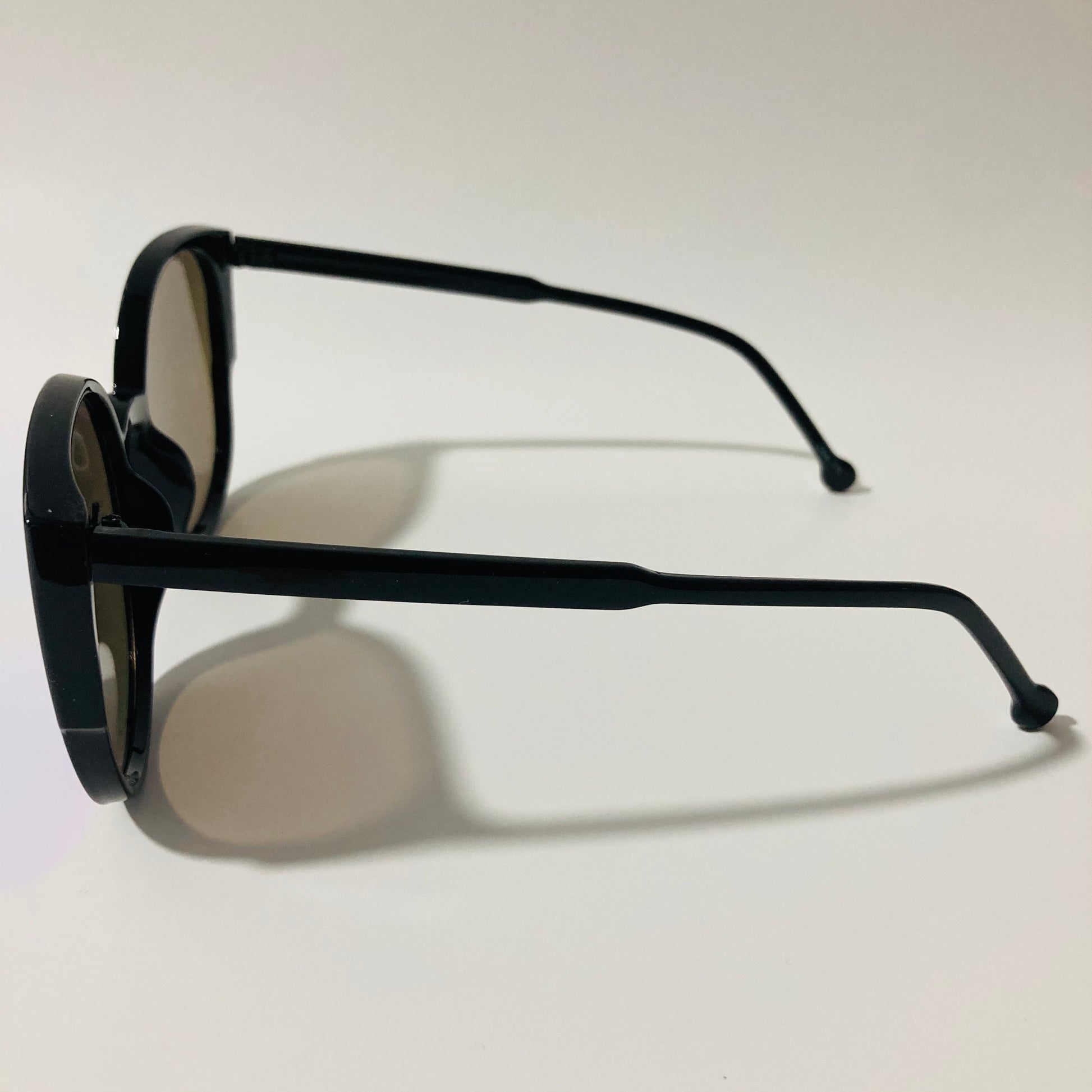 womans black and blue mirrored cat eye sunglasses